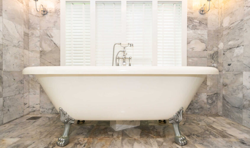 Empty white bathtub decoration interior