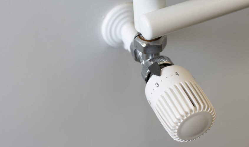 Adjust a thermostatic valve to save energy. Energy saving in dom
