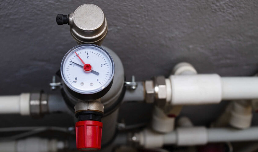 A device for measuring the temperature of water in the heating system. Pipe pressure relief valve.